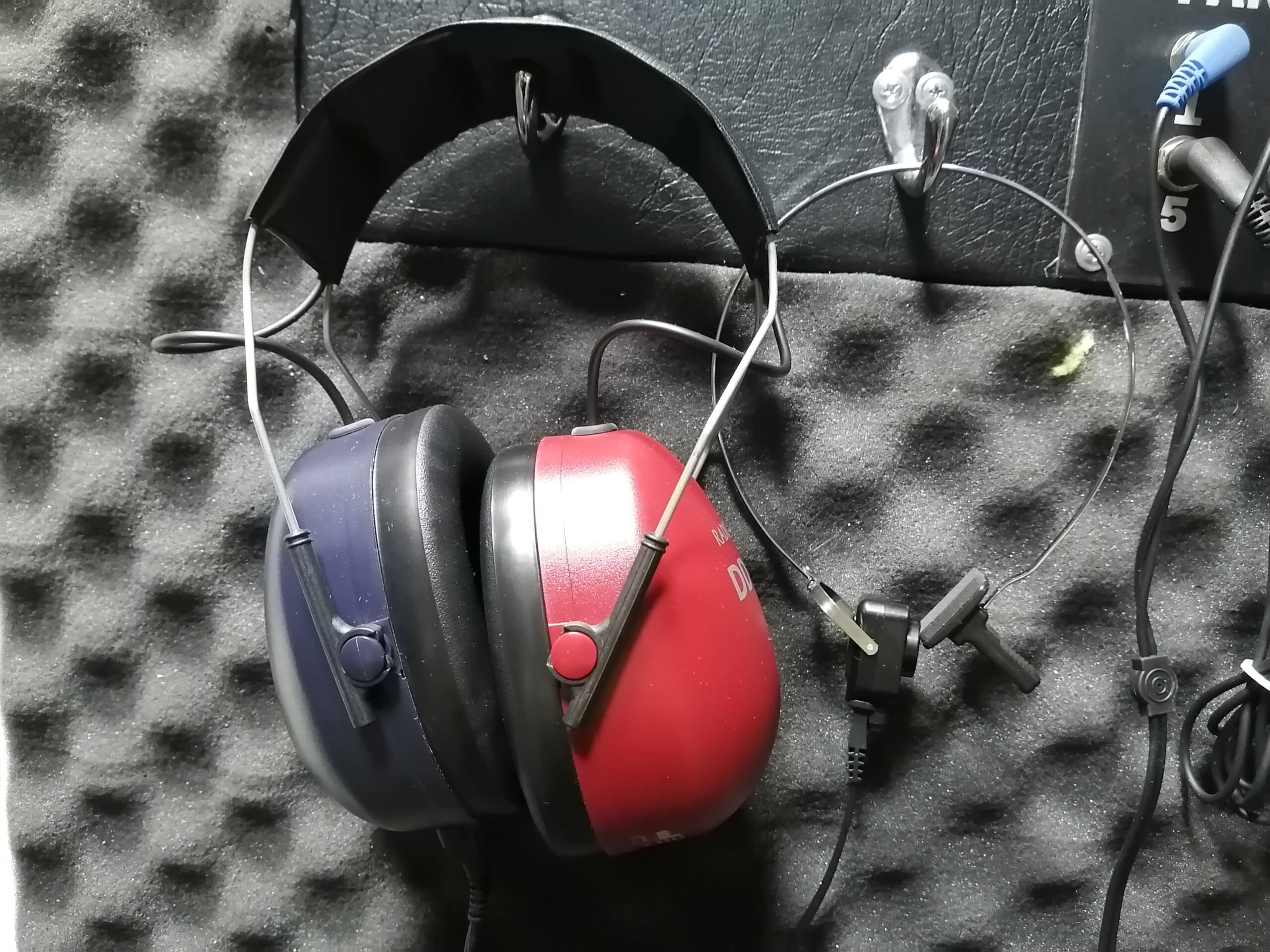 Audífonos especiales para realizar audiometría de altas frecuencias.